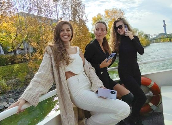 Три жени, един телефон