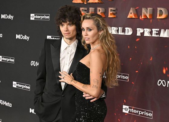 Майли Сайръс се сгоди за приятеля си Макс Морандo