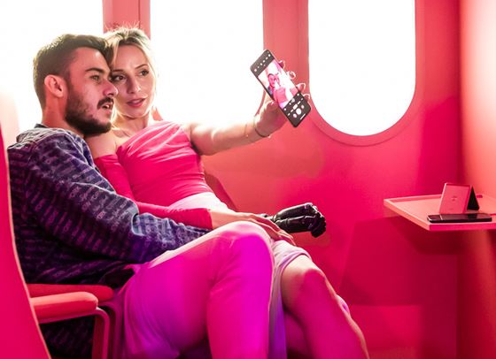 Най-горещият аксесоар за годината е оцветен във Viva Magenta, а Антоанет Пепе го носи повече от добре