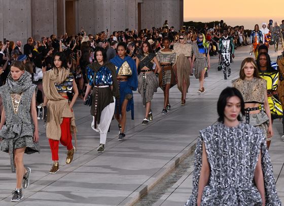 Слънцето доминира новата круизна колекция на Louis Vuitton