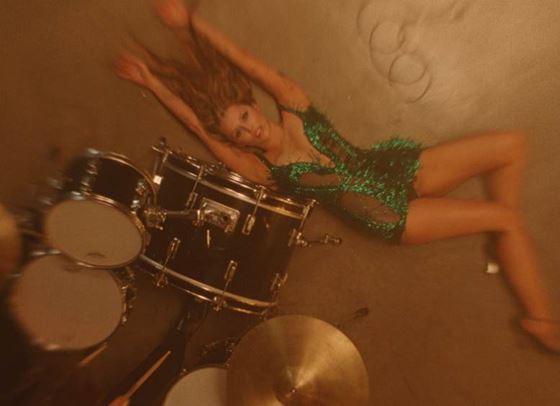 Майли Сайръс възпя краят на света