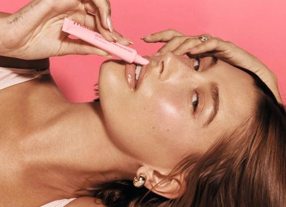 Съвременните продукти за устни: новата алтернатива на бижутата