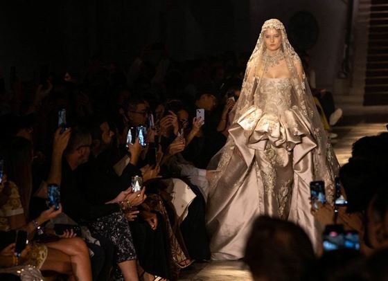 Elie Saab връща драмата на Барока с модерен прочит