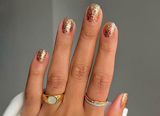 25 блестящи идеи за празничния маникюр