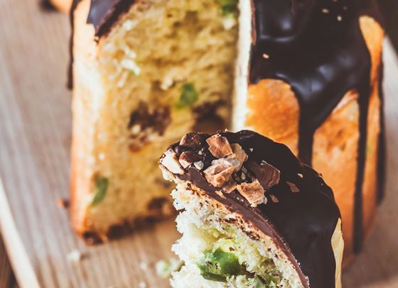 Домашен козунак с шоколад и печени лешници