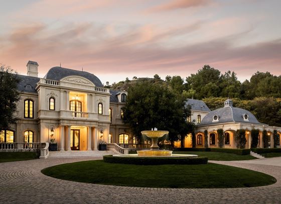 63 милиона причини да завидим на Парис Хилтън