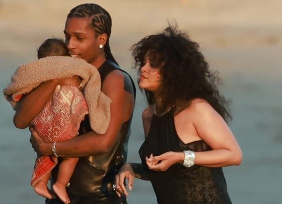 Риана показа сина си за първи път в сладко видео