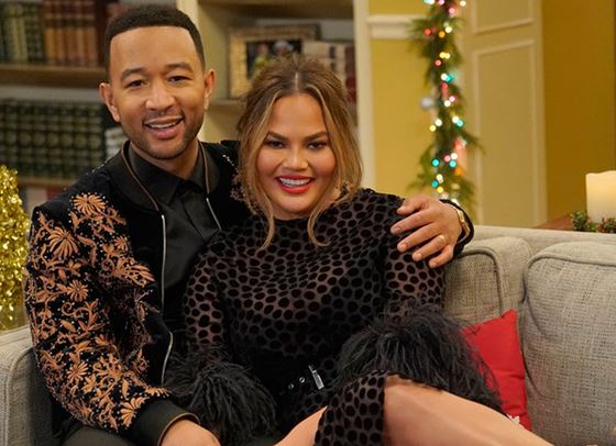 Джон Леджънд получава еднакви подаръци от Криси Тейгън всяка Коледа