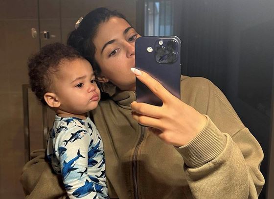 Кайли Дженър показа сина си и сподели новото му име