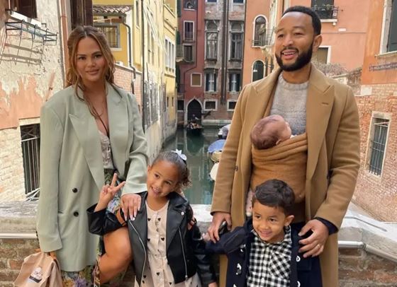 Криси Тейгън отговори на коментарите, че бебето й е от сурогатна майка