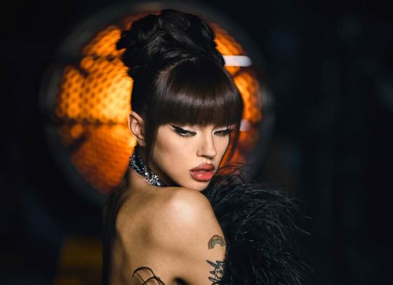 DARA изненадва с първа балада