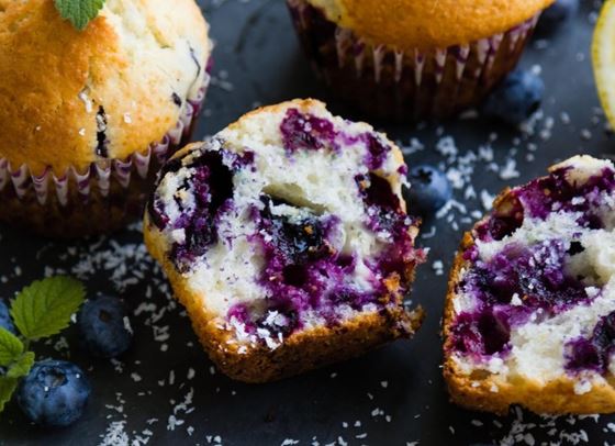 Боровинкови мъфини с чийзкейк пълнеж