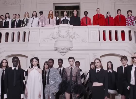 Новата, елегантна, флуидна самоличност на Valentino