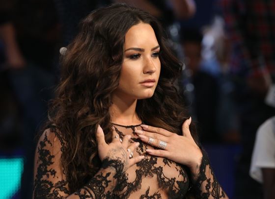 Деми Ловато търси истината за извънземните в нова поредица