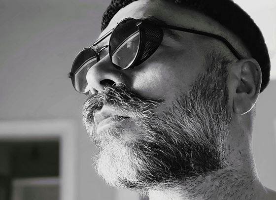 Coyot бяга като койот, но е истински човек