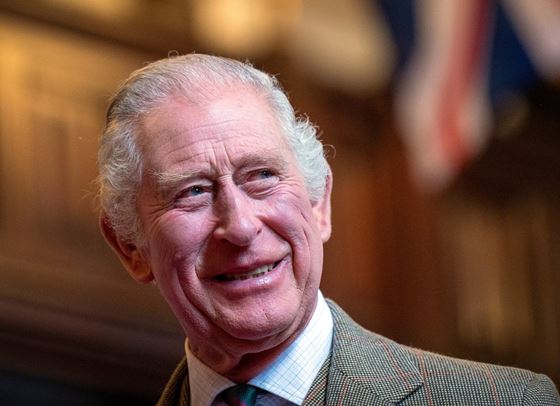 Крал Чарлз със собствена изложба картини