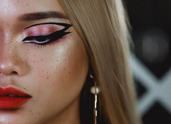 Заблестете с този лесен коледен грим