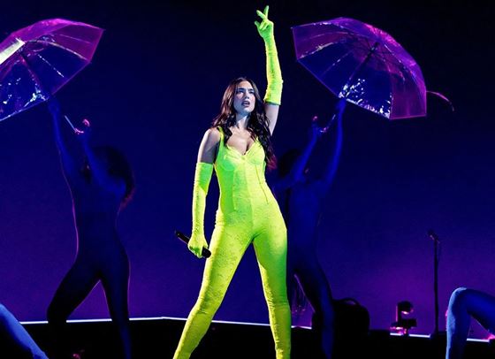 Всички WOW аутфити от световното турне на Дуа Липа