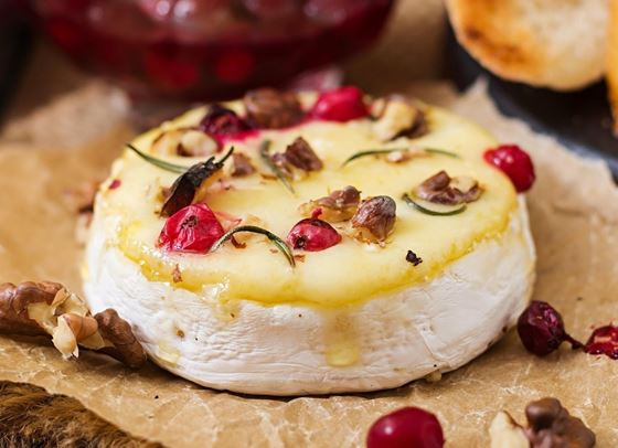 Запечен камембер с розмарин и ядки