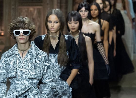 Мария Грация Киури отново облече жената Dior