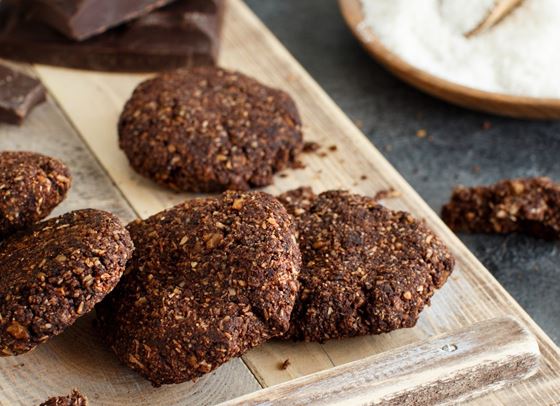 Веган бисквитки с черен шоколад и сурови бадеми