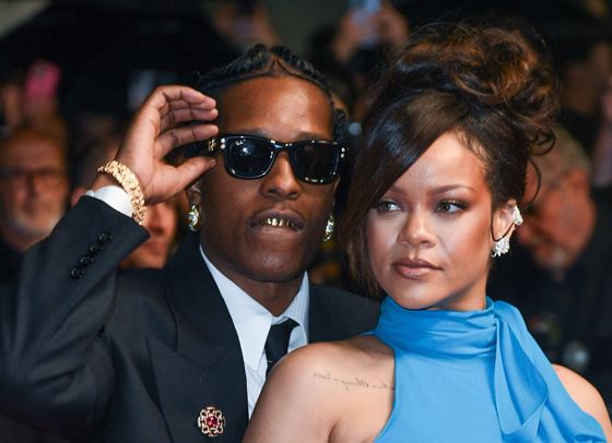 Бременната Риана като Смърфиета на червения килим в Кан