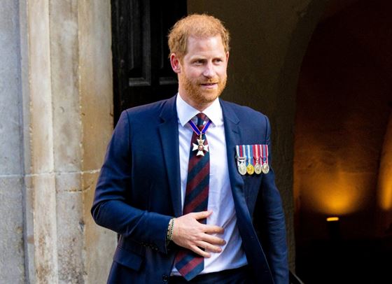 Чарлз III връчва отличие на Уилям, предназначено за Хари