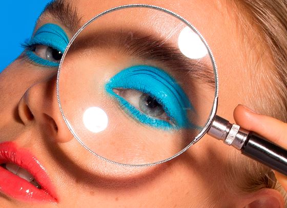 Моля, не се страхувайте от грима в синьо