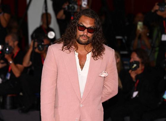 Джейсън Момоа с розов костюм и сандали Birkenstock на фестивала във Венеция