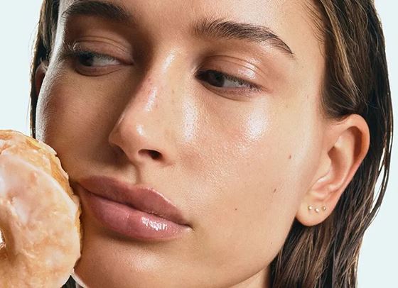 Как Хейли Бийбър постига супер сияен тен?