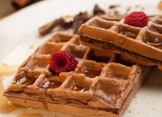 Шоколадови гофрети с карамелен сос и пресни плодове