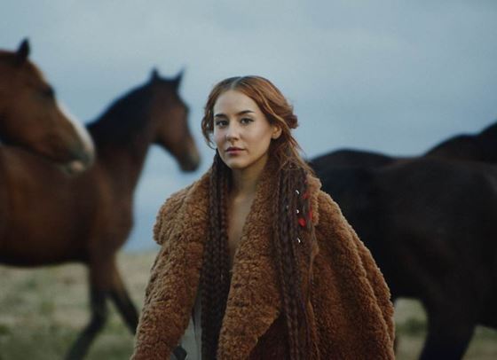 MONA представя новото си Аз с песента &quot;Жива&quot;