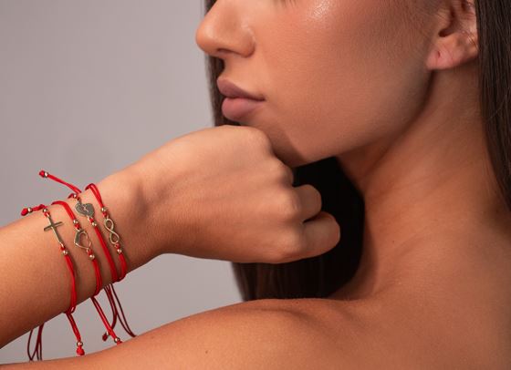 Символиката на стила: Защо жените избират бижута с послание?