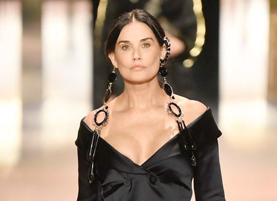 Деми Мур проговори за ревюто на Fendi