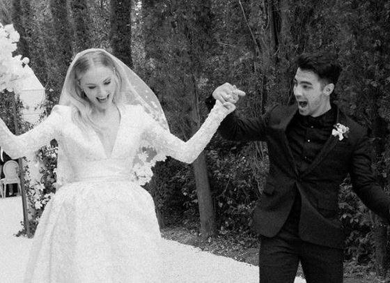 Нови кадри от голямата френска сватба на Джо и Софи