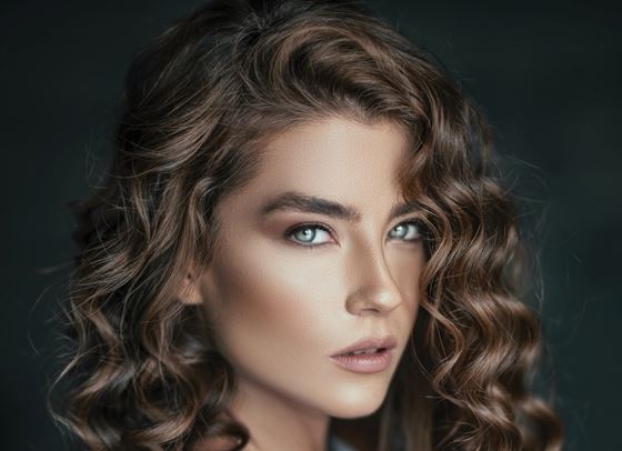 Падналият клепач си има своите трикове при грима