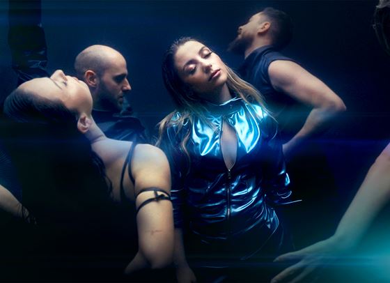 Михаела Маринова е коренно различна във видеото към &quot;Сладка грешка&quot;