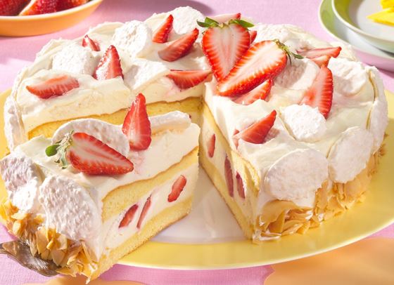 Маслена торта с ягоди и шампанско