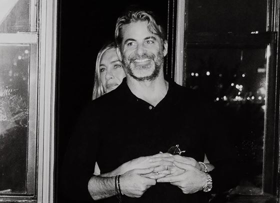 Дженифър Анистън представи нови продукти с участието на Джим Къртис