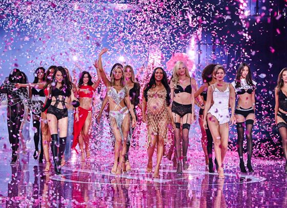 Ангелите се завърнаха: Victoria’s Secret покори Ню Йорк с грандиозно шоу