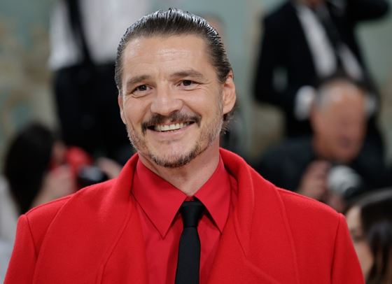 Педро Паскал взриви червения килим на Met Gala и всички в интернет