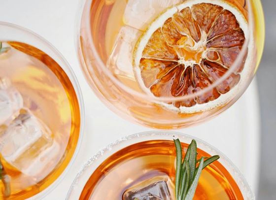 5 освежаващи коктейла за летни вечери с вкус на бягство