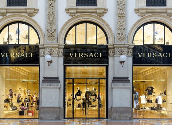 Versace официално стана част от Prada Group