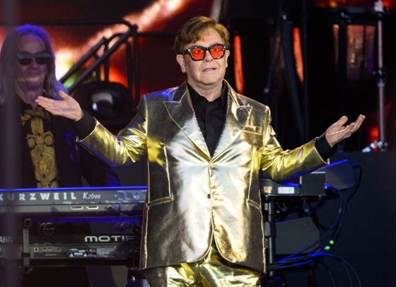 Елтън Джон бе приет по спешност в болница