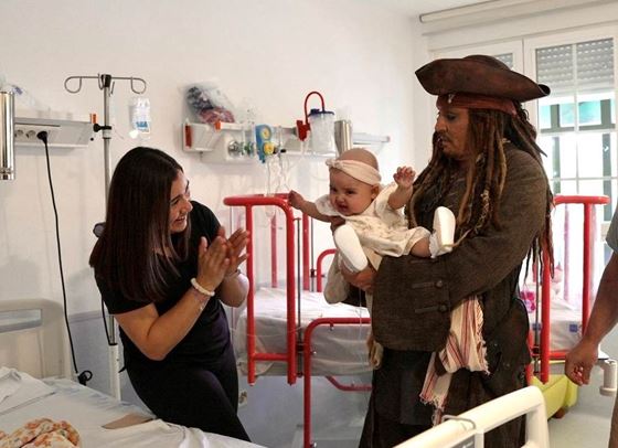 Джони Деп разтопи сърцата на деца в испанска болница