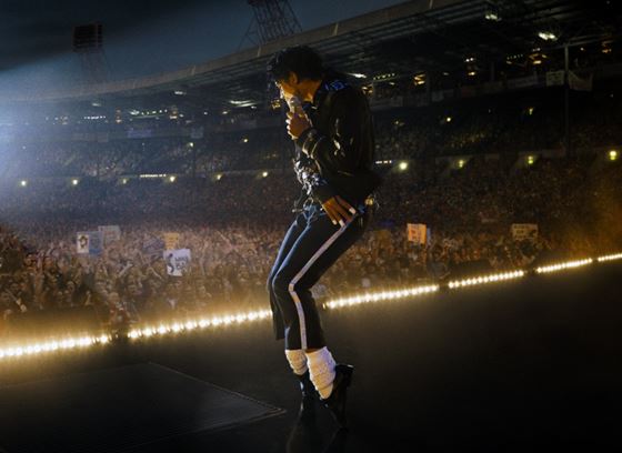 Кралят на попа оживява на големия екран през април