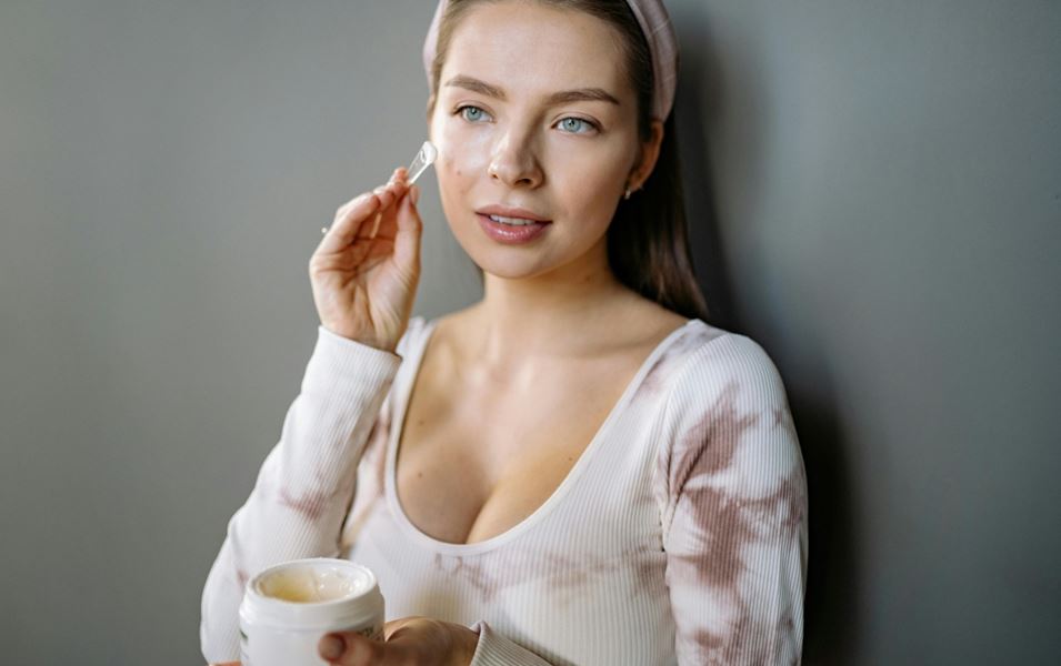 Безопасно ли е да комбинираме хиалуронова киселина и ретинол?