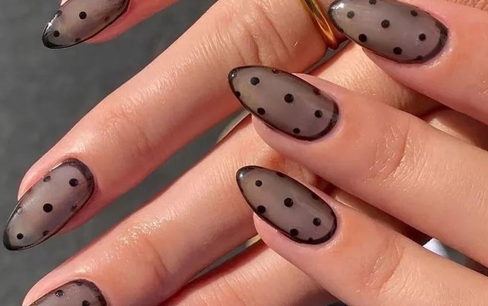 Маникюр "Sheer Stockings": новият зимен тренд, който покори модния свят